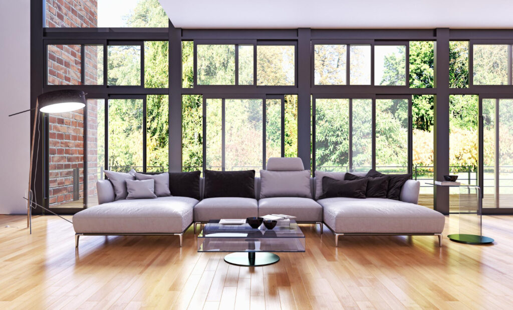 Modernes Wohnzimmer mit Gartenblick.