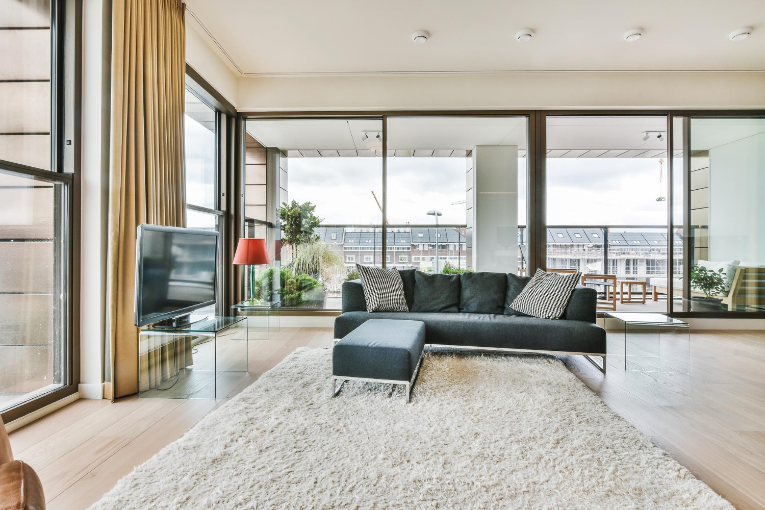 Helles, modernes Wohnzimmer.