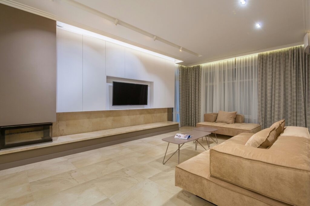 Modernes Wohnzimmer mit Fernseher.