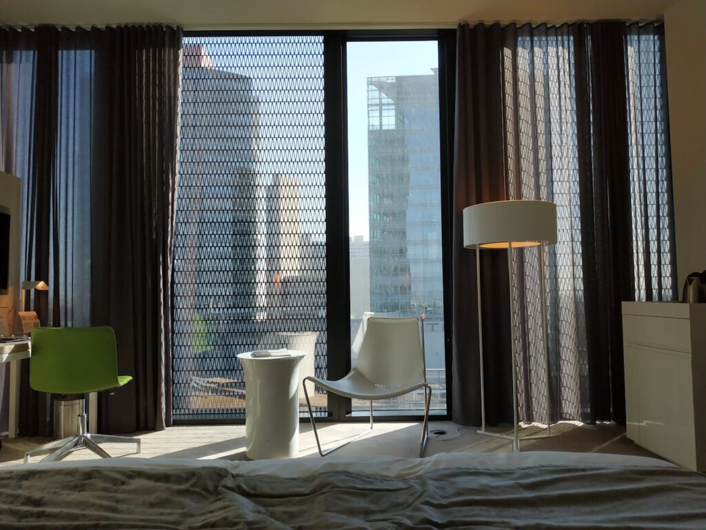 Modernes Zimmer mit Stadtblick.